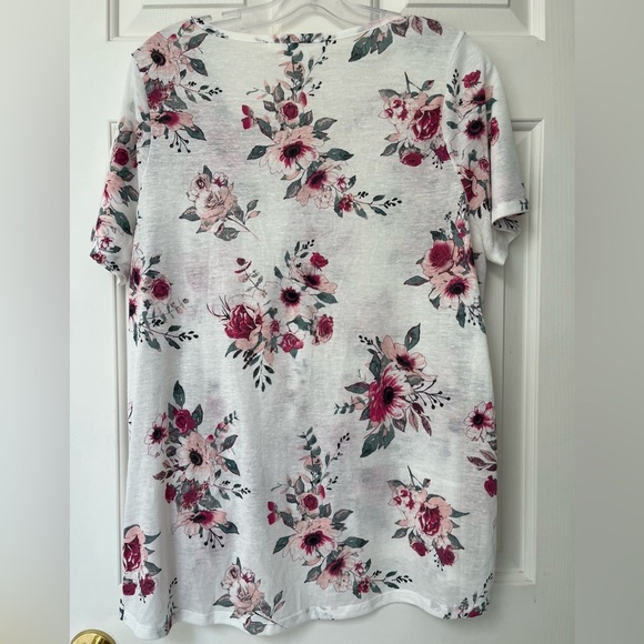 In Every Story Floral Twist-front Linen Blend Tee 0X - Picture 8 of 11